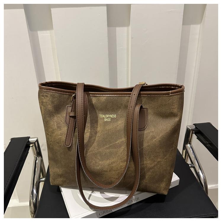 

Однотонный новый популярный кулон текстура 2025 зимняя мода большая вместимость повседневная ретро на плечо сумка-тоут женская