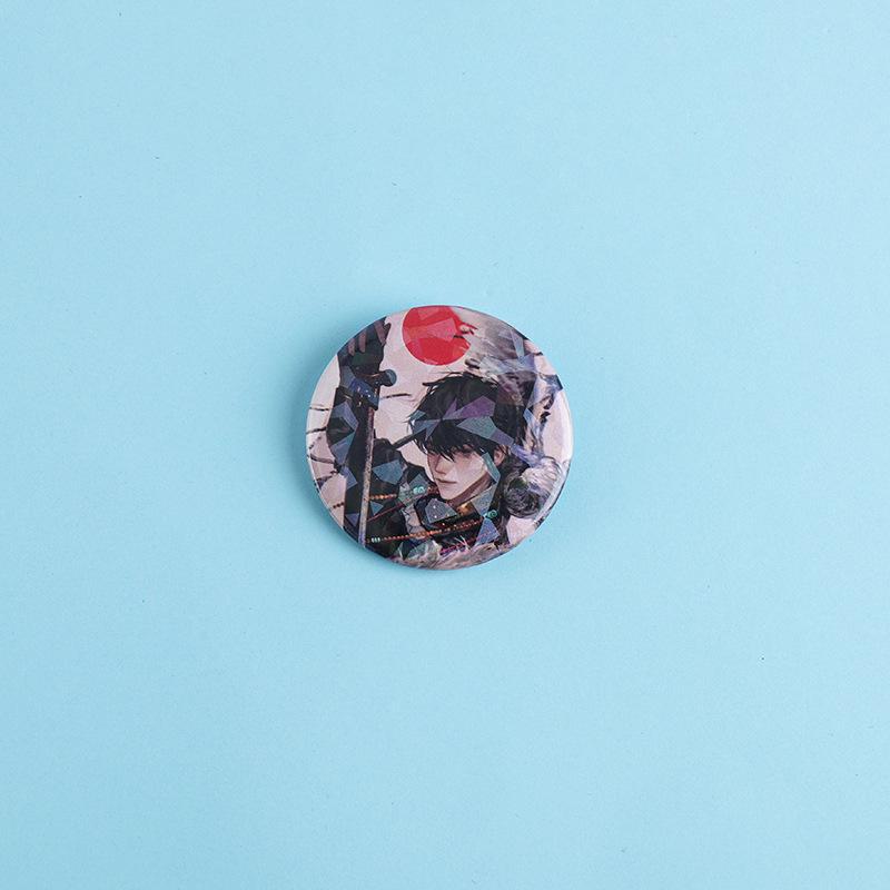 

Блестящая брошь из матового металла «Записки расхитительницы гробниц» - Чжан Цилин, У Се, Хэй Сяцзы, Цзе Юйчэнь A265, 44mm