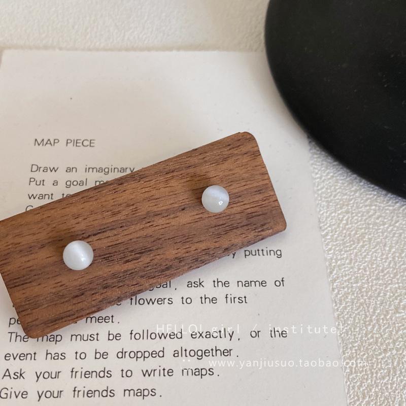 

Серьги-пусеты «Кошачий глаз» из кристаллов цвета «Ледяной серый», 2024: Высококлассный, изысканный стиль для женщин