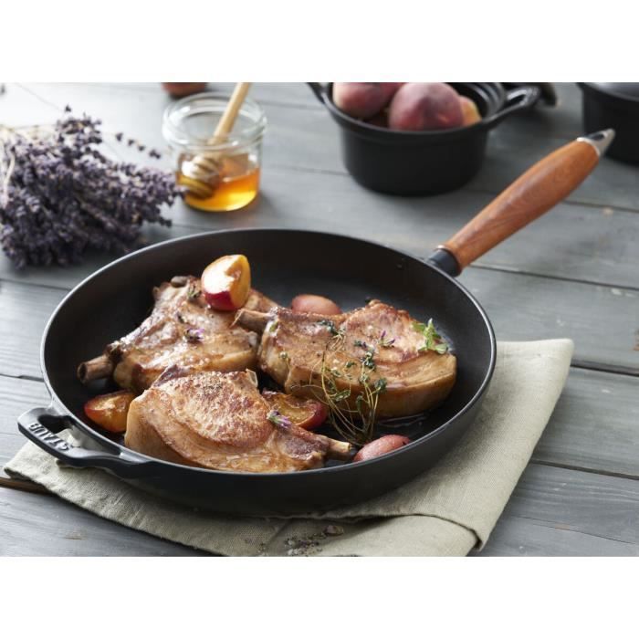 STAUB - Litinová pánev, 28 cm, Dřevěná rukojeť, Černá