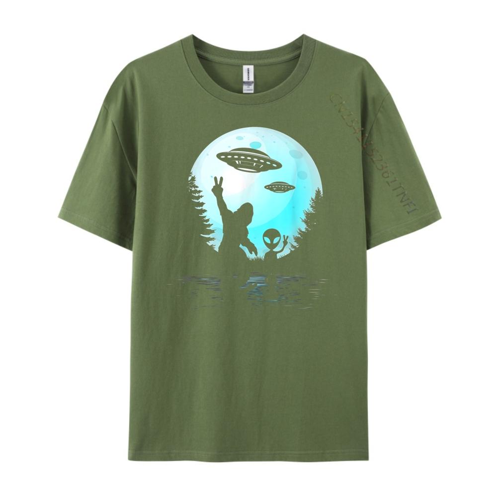 Alien And Bigfoot Full Moon Sasquatch UFO Vintage T Shirt Men Printed TShirt High Quality Graphic Clothes