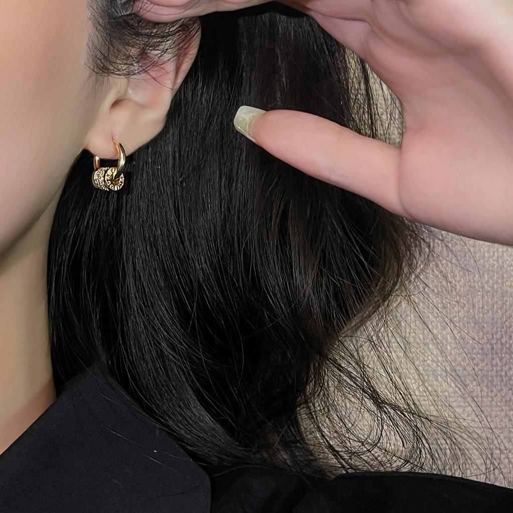 Stylish Small Waist Earrings with Delicate Rings, Luxurious and High-end, Small-sized Zirconia Earrings for The Minority Market.