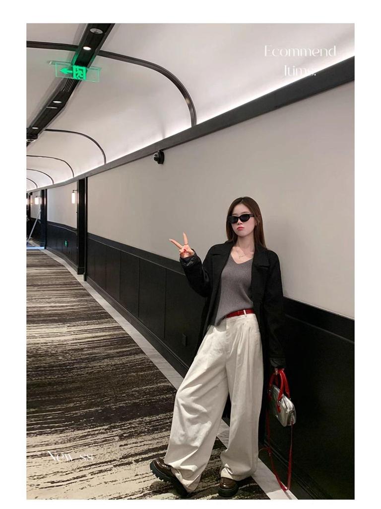 Elegant V-Neck Women’s Sweater – Slim Fit, Figure-Flattering Knit for Autumn/Winter