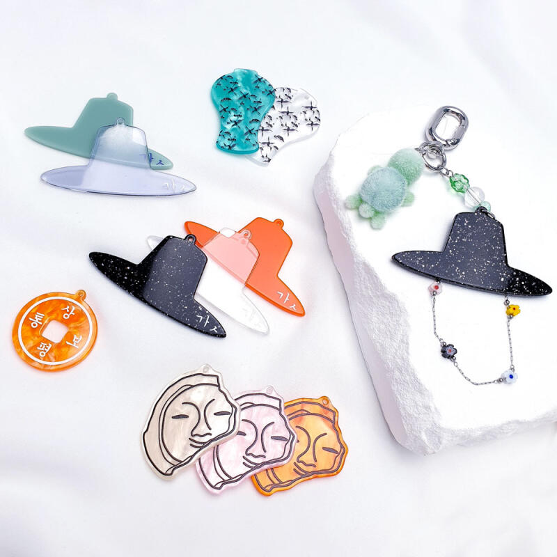 

Korean traditional key ring, sumaksae, Goryeo celadon hat, Sangpyeong Tongbo pendant Sangpyeong Tongbo