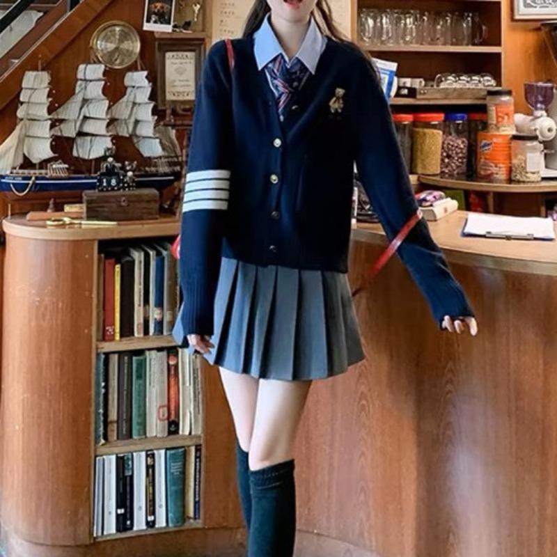 Design Sense Age-reducing Color Matching Long-sleeved Knitted Sweater Women's Early Autumn New Temperament V-neck Cardigan Sweater Bear Top Tide