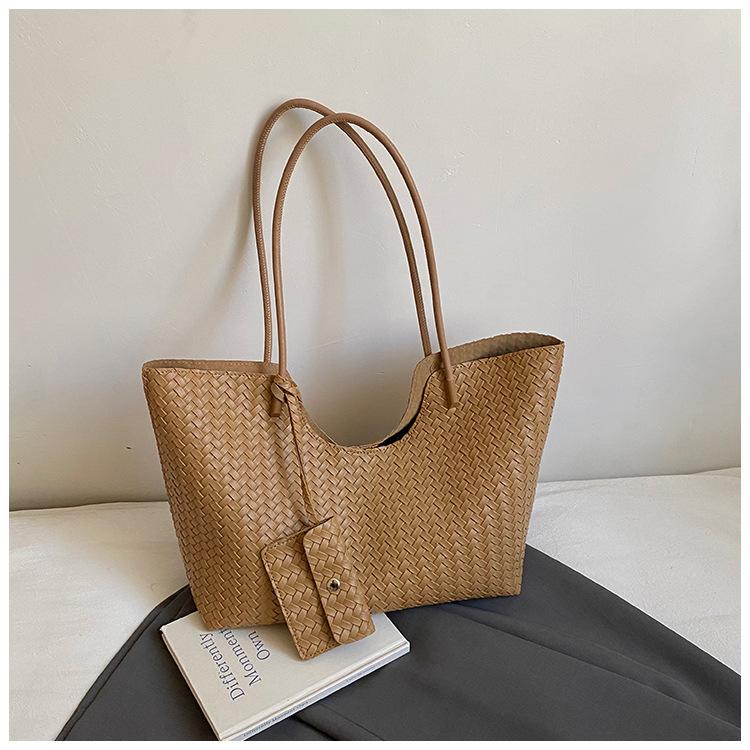 

2025 new retro niche woven pattern tote bag feeling women s handbag large capacity work single shoulder armpit large bag хакі