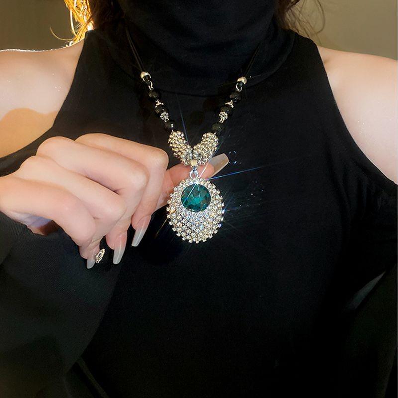 Emerald Gemstone Women s Necklace: Light Luxury, Niche Design, Retro Sweater Chain with Exaggerated Full Diamond Pendant. серебряный
