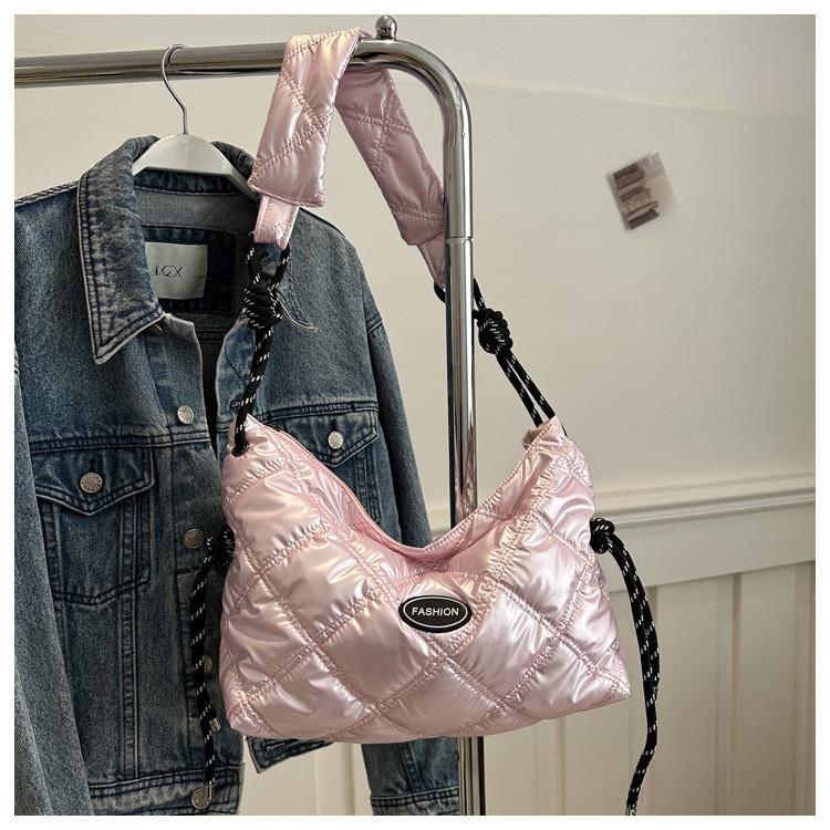 Trendige Damen-Schultertasche im Streetstyle 2024 Winter Neue Mode Glänzend Einfarbig Baumwolle Umhängetasche