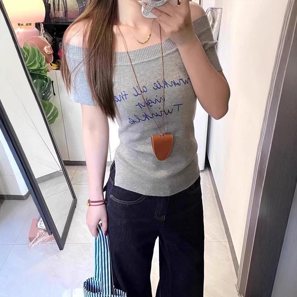 Graues Strick-T-Shirt mit koreanischem Schriftzug und kurzen Ärmeln - Damen Sommer Chic, Figurbetontes Design, Vielseitiges Oberteil