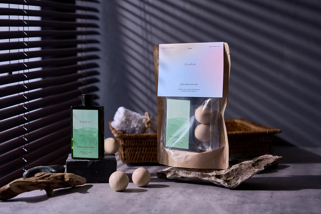 THE BATH GIFT Bath Essence 100ml and two Hinoki Enjoy the power of mugwort in your foot or hand Relax and soothe with this relaxing gift for pregnant