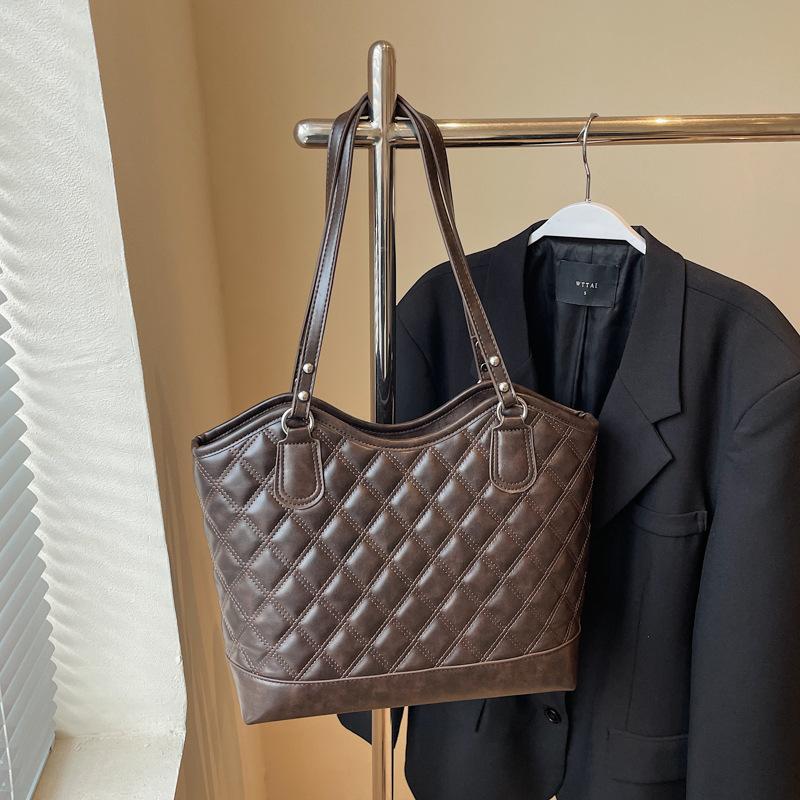 

Gentle bucket bag women s high-end commuter handbag ins versatile vegetable basket single shoulder armpit bag 39*15*29 темно-коричневого