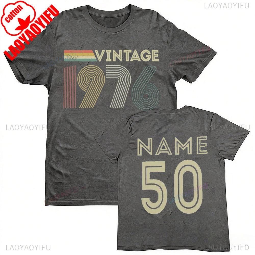 Koszulka na 50. urodziny z 1976 roku z personalizacją na 2026 rok. Pomysł na prezent z własnym imieniem. Letnie, oddychające koszulki. Nostalgia, retro.