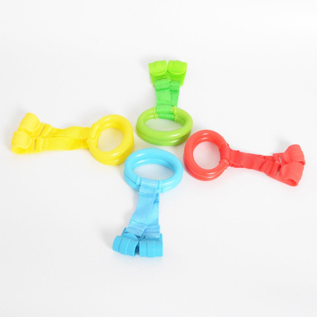 Hjälp bebisen att lära sig att stå upp och dra ringen på spjälsängstaket