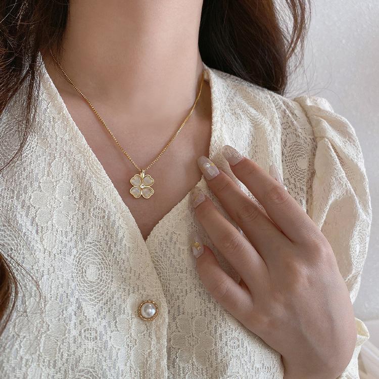 Lucky Clover Necklace Women'S Gold-Plated Cat'S Eye Delicate Petal Clavicle Chain Simple Temperament Women'S Neck Chain