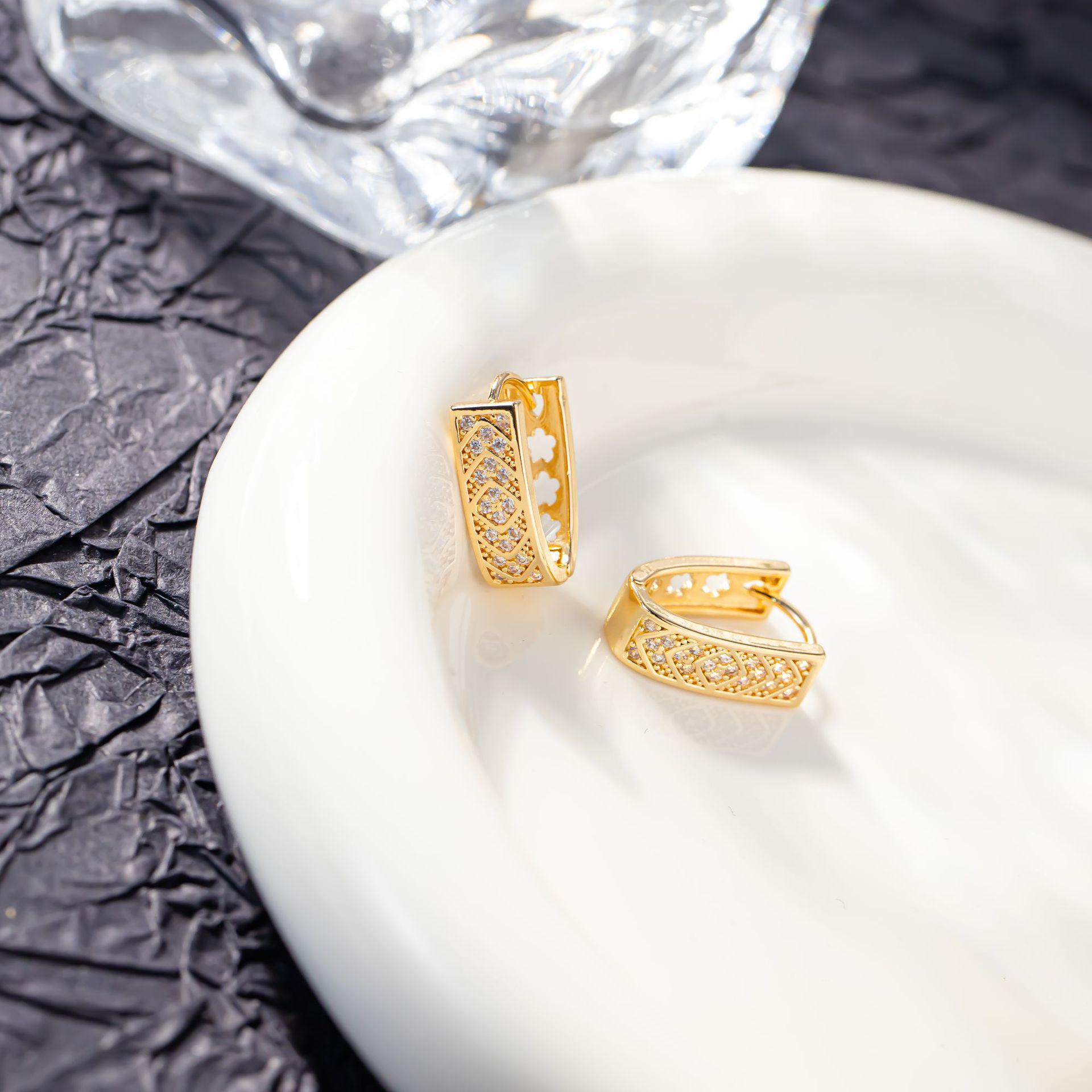 European-American Geometric Zircon V-shaped Earrings: Versatile Spring/Summer Style Ear Cuffs & Studs for Women