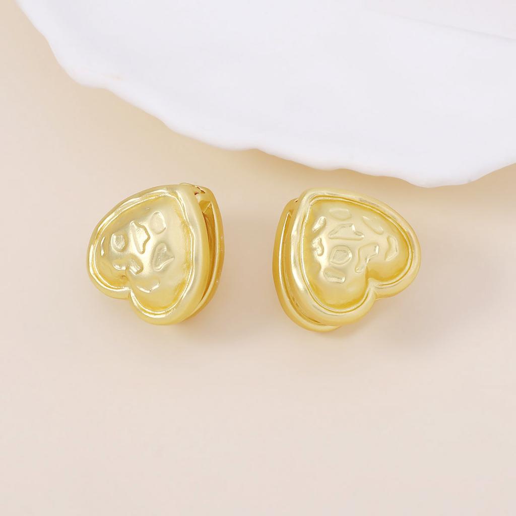 Hip-hop punk style retro double-sided three-dimensional hammer texture love peach heart ear buckle niche simple and versatile