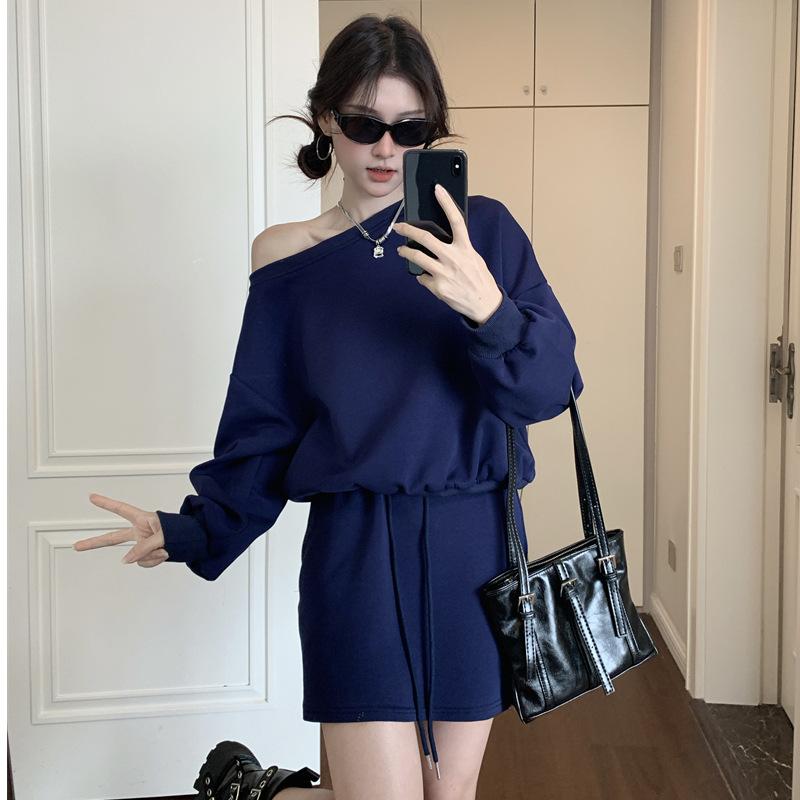 

Slant shoulder sweater women s autumn new design sense niche loose long-sleeved off-the-shoulder top hip skirt set M темно-синий