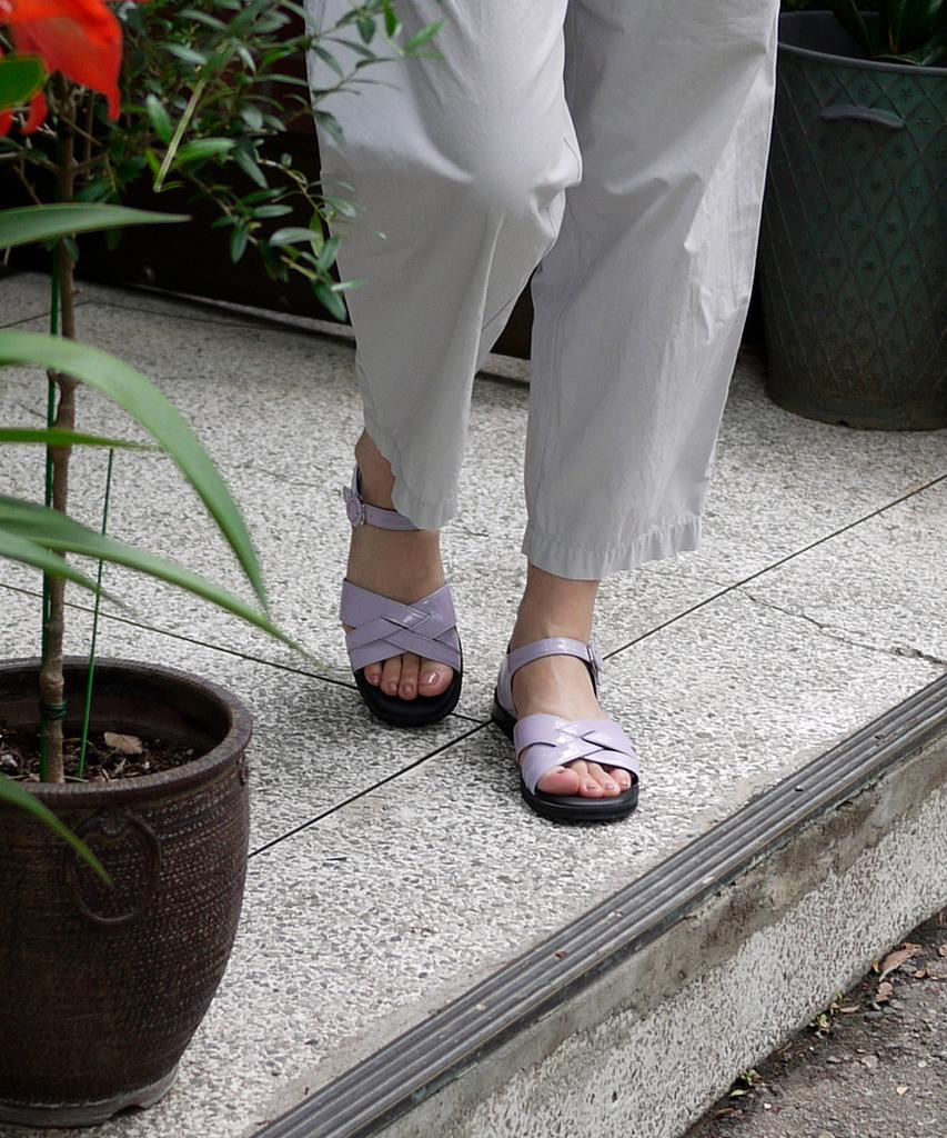 Heenn Shiny Leather Crossover Sandals. Lilac