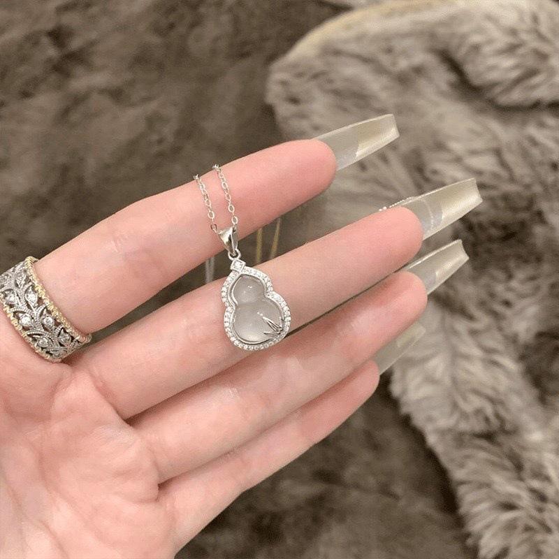 

New Chinese gourd necklace women s fashion luxury high sense pendant light luxury niche collarbone chain