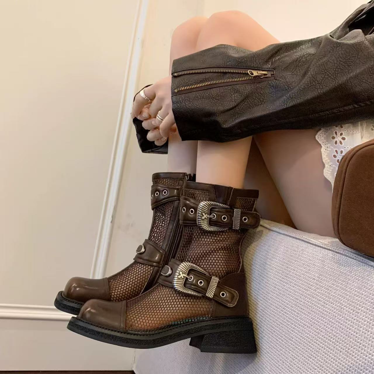 

Ботинки Hollow Martin женские летние тонкие дышащие сетчатые одинарные ботинки 2025 новые короткие ботинки с пряжкой на толстой подошве и толстом каблуке 40