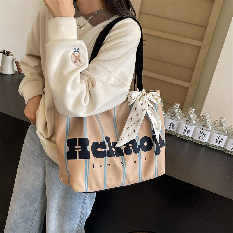 Женская холщовая сумка контрастного цвета в полоску с буквами — фото 13