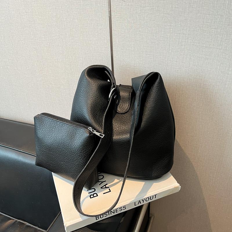 

Large capacity casual messenger bag women s summer new fashion simple shoulder bag commuter bucket bag чёрный