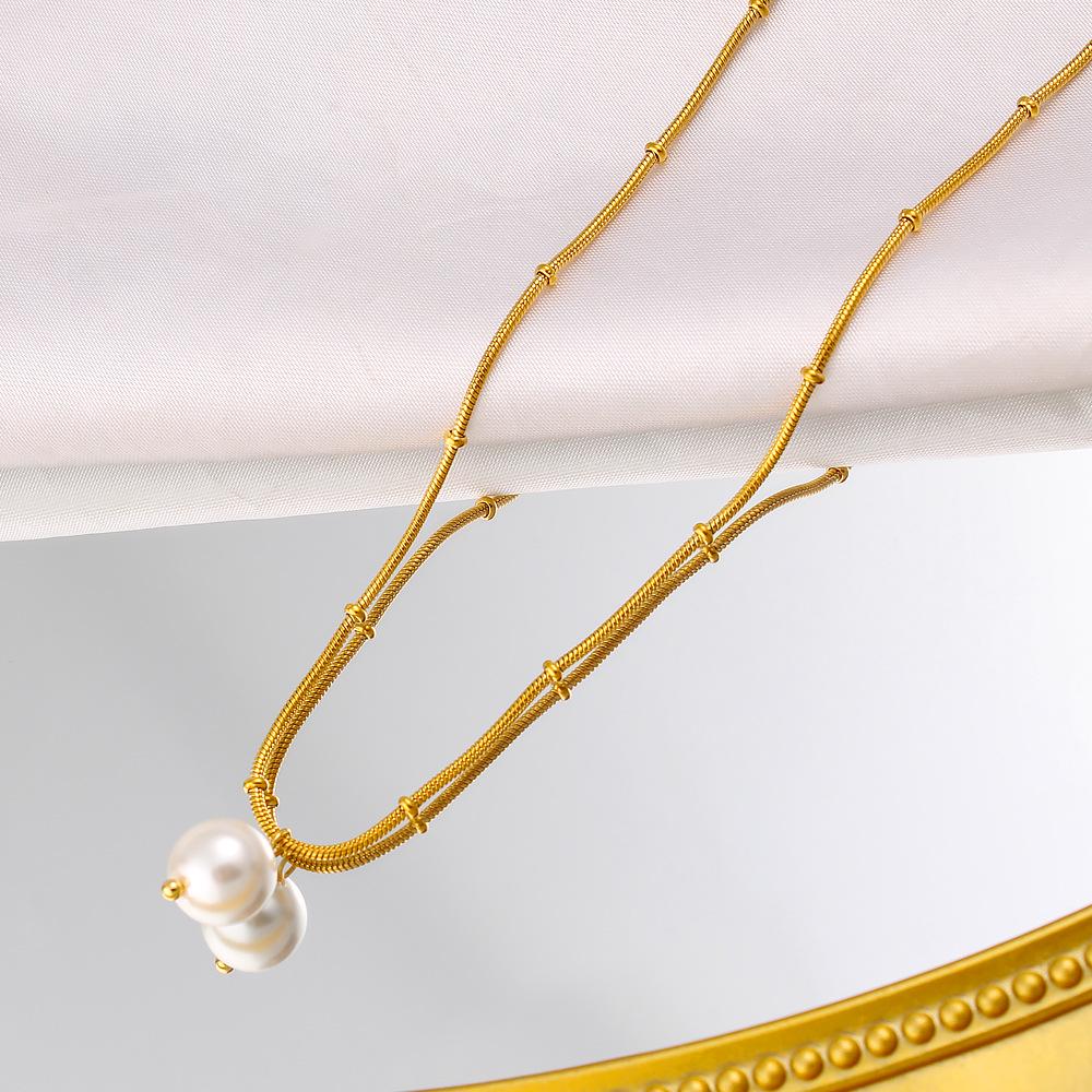 18K Gold Stainless Steel Retro Mother-of-Pearl Pendant Necklace - Elegant French Clavicle Chain for Women