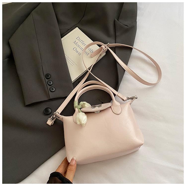 

2025 новая французская мода женская сумка бант универсальная сумка-мессенджер нишевый дизайн высококлассная портативная сумка на плечо