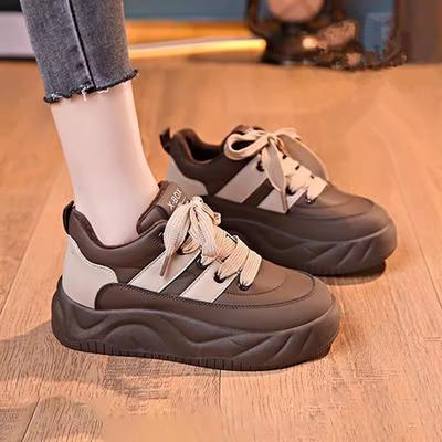 Zeige Füße kleine Plateau Dad Shoes Frühling Retro Höherlegung Leichte Lässige Sportschuhe