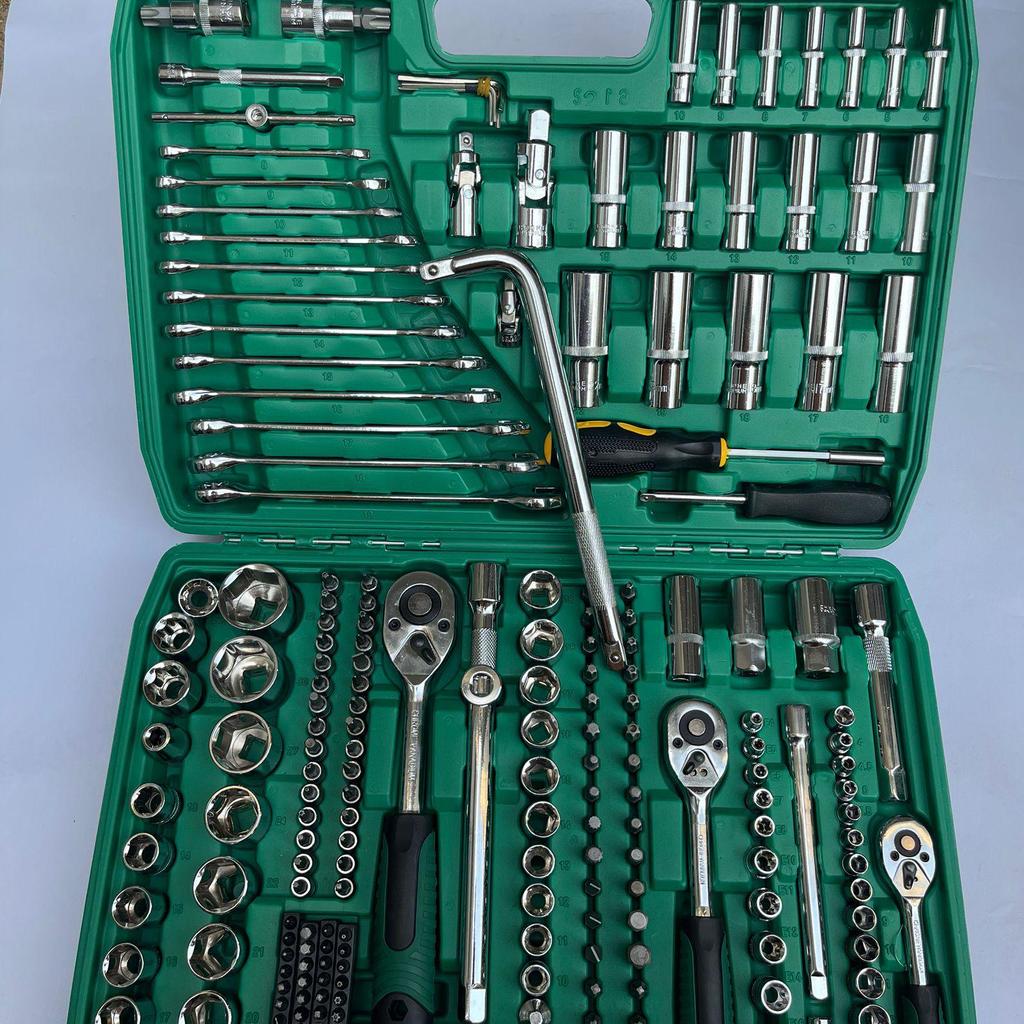 32-Piece Socket Wrench Car Repair Tool Set - Combination Kit