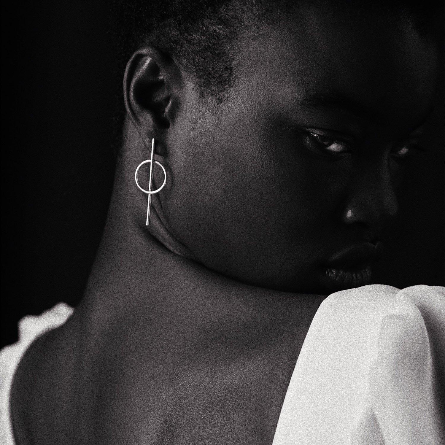 

Срібні сережки-підвіски Баланс Oniks срібний