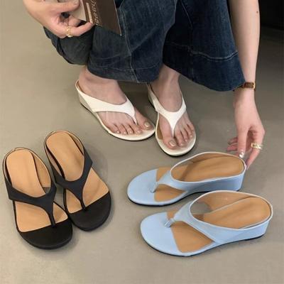European and American Fashion Versatile Round Toe Wedge Heel Flip Flops for Women Wearing Thick Soled Sandals and Beach Shoes