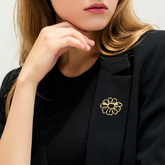 Women Brooch Smooth Surface Hollow Sun Flower Design Lapel Pin Non-Slip Buckle Scarf Badge Clothing Bags