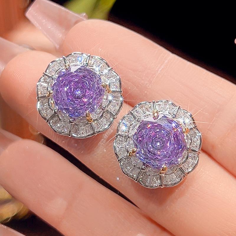 

Ювелирные изделия Медное основание Позолоченное Огранка «роза» Роланд Темперамент Легкая роскошь Костюм Женский 16-10М