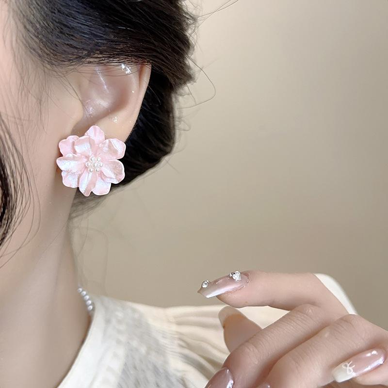 Słodko różowe kolczyki z żywicy kamelii imitujące perły w kształcie cewki na komary dla kobiet bez kolczyków w uszach