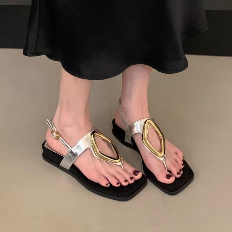 

Мода 2025 Новые сандалии с квадратным носком, с вырезами и ремешком через палец, летние, новые, с металлической пряжкой, на нескользящей износостойкой подошве, на квадратном каблуке, модные 35 чёрный