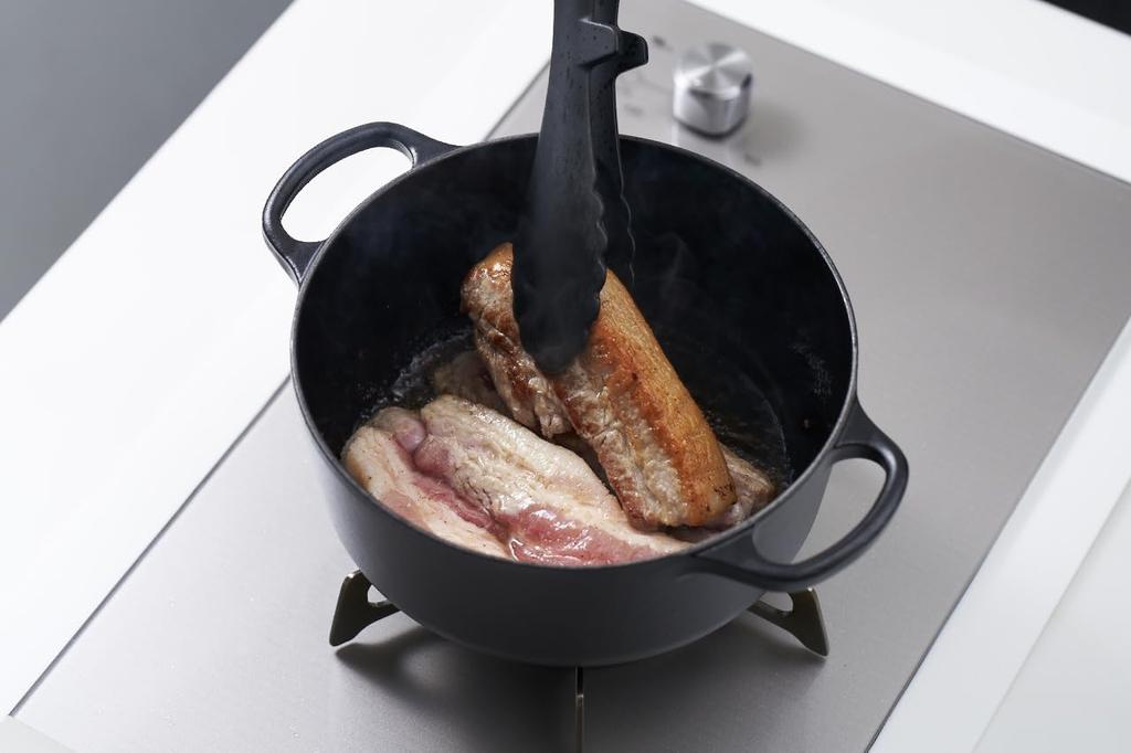 LE CREUSET Cast Iron Enamel Cocotte Ronde Pot, 18 Cm, Matte Black, Gas and Induction Oven Compatible [Official Japanese Product]