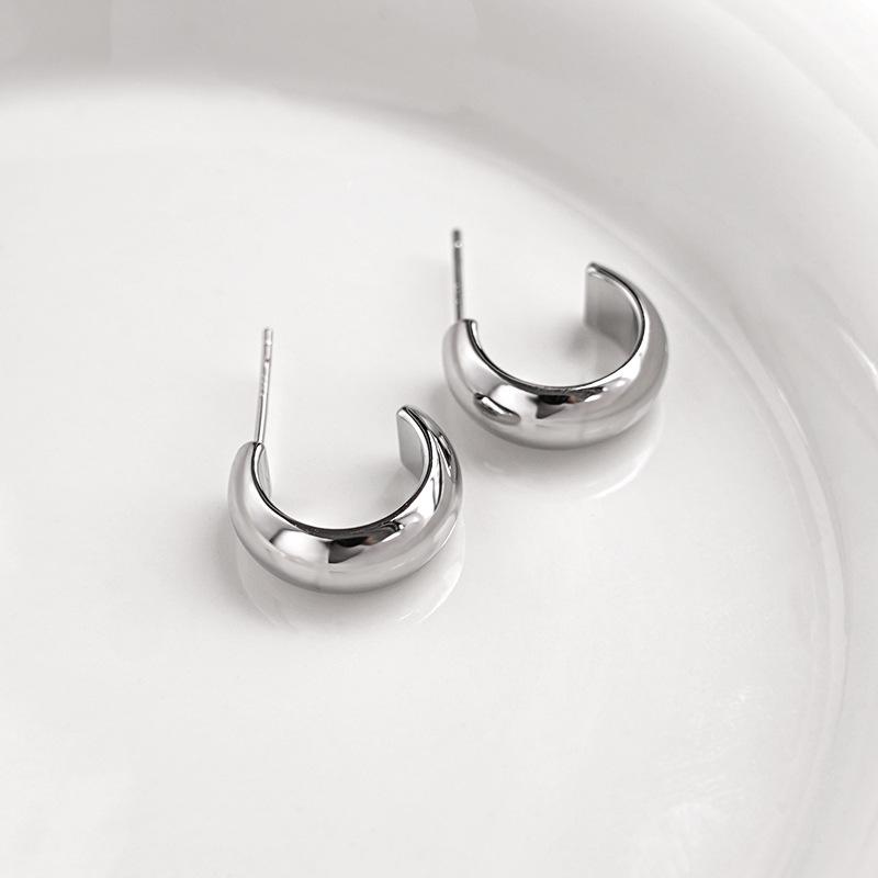 Chic No-Pierce Smooth Ear Clip Earrings for Women – Trendy & Versatile