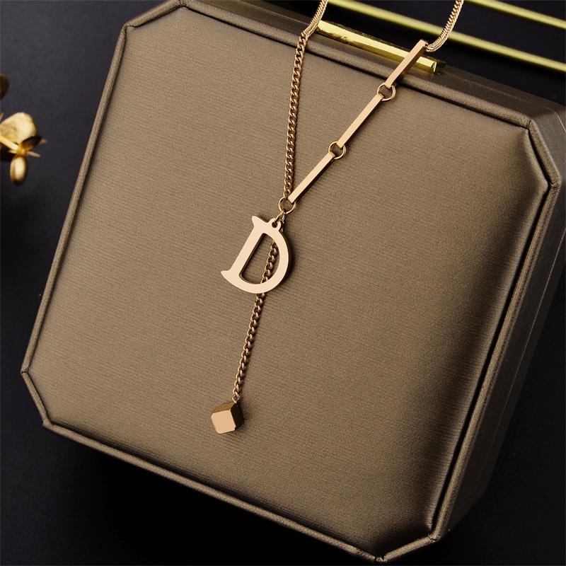 

Ожерелье из титановой стали с 18-каратным золотом и подвеской в виде буквы D — модный, простой, короткий стиль для женщин. розового золота
