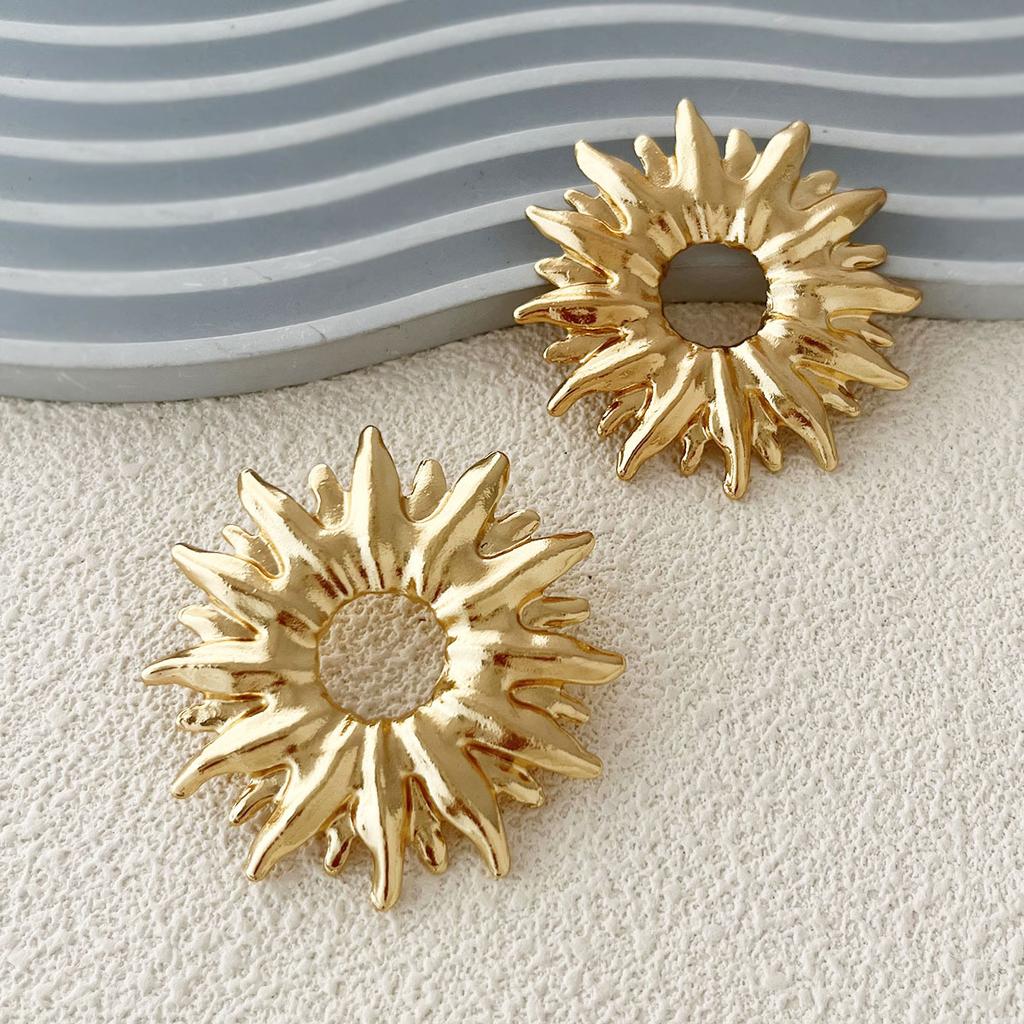 Stylish Simple Retro Cold Wind Alloy Three-dimensional Hollow Sunflower Earrings, Versatile Daily Women