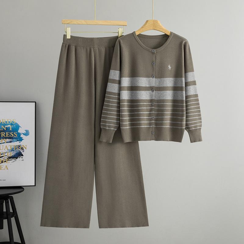 Ein zweiteiliges Set aus modischem gestreiftem Strick-Cardigan mit Rundhalsausschnitt für Damen Herbst und Winter, bestehend aus einem kurzen Jäckchen und einer Hose mit weitem Bein.