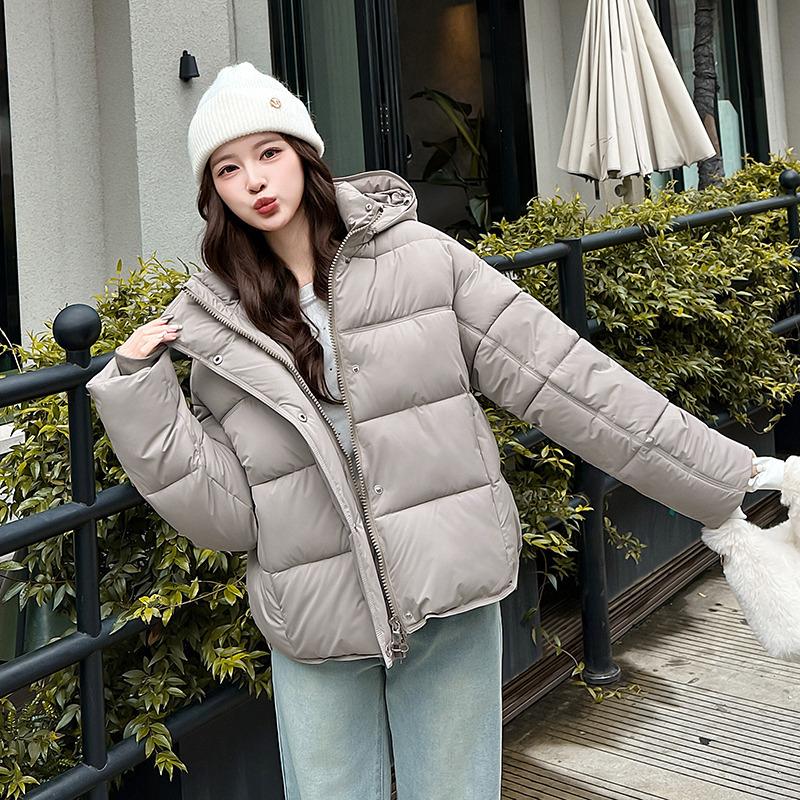 Dámská krátká větruodolná zateplená zimní bunda s kapucí a raglánovými rukávy