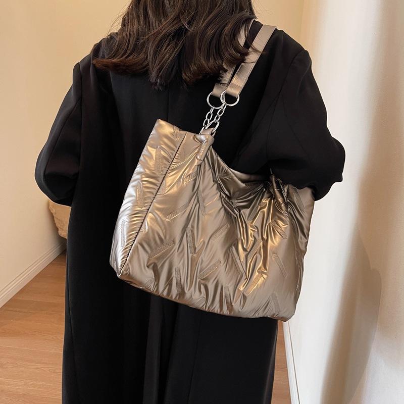 

Простая и универсальная сумка большой вместимости женская 2025 новая осенне-зимняя модная плиссированная сумка-тоут нишевая сумка через плечо для通勤 38*13*26