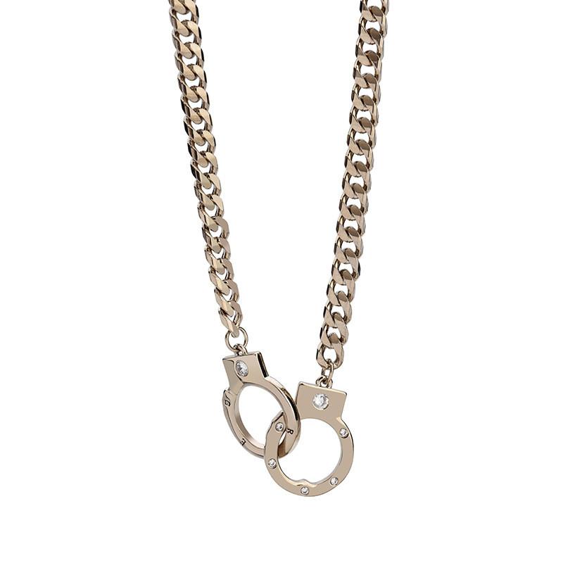 Stylový přívěsek na krk ve tvaru pout z titanové oceli Pro unisex módní nadšence S povrchovou úpravou 18k