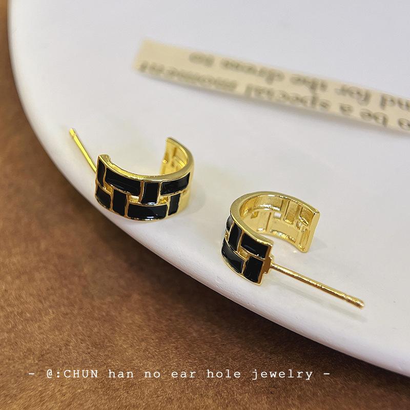 Japanese and Korean metal woven oil drip ear clips spring and summer geometric niche design stud earrings simple retro silicone no ear piercings