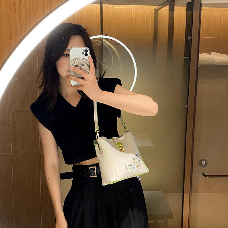 One-shoulder Messenger Bag Women's Large-capacity Bucket Bag Chinese Style Embroidery Contrasting Colors Casual Commuting Autumn New Bag Women