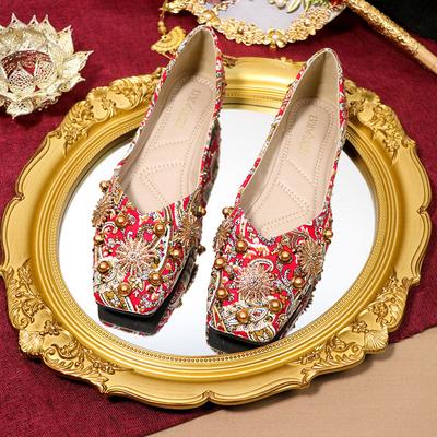 2025 Zapatos de mujer de marca de moda Zapatos elegantes para mujer Zapatos planos con remaches Zapatos de fiesta individuales Rojo Talla grande 42
