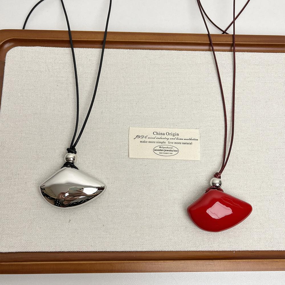 Colier lung francez retro din metal Shell din piele cu frânghie pentru femei 2024 nou reglabil simplu agățat gât pulover lanț