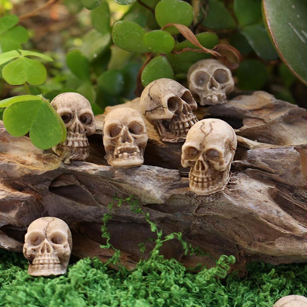 Halloween Skull Resin Ornament Set: 40-Piece Micro Landscape Décor & Flower Pot Paving Stones.