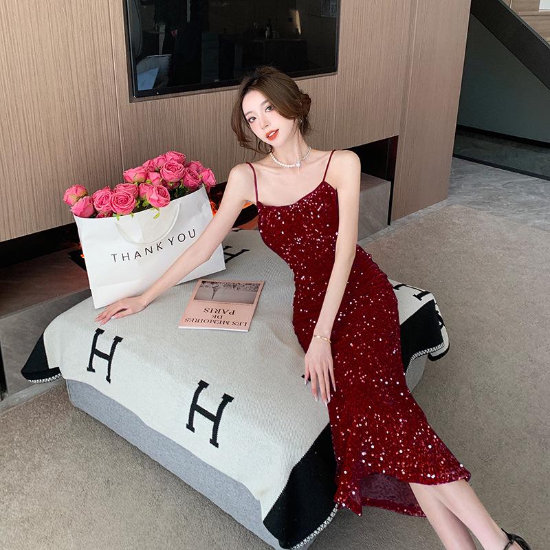 

Женское вечернее платье из блестящего бархата с V-образным вырезом и пайетками на тонких бретельках